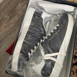 tommy hilfiger loyal sneaker